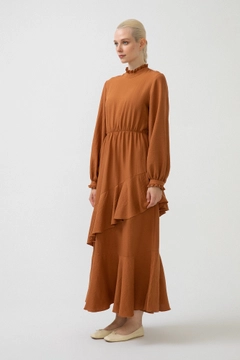 Una modella di abbigliamento all'ingrosso indossa 34212 - Frilly Dress With Neckband, vendita all'ingrosso turca di Vestito di Touche Prive