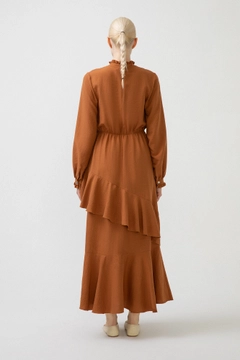 Bir model, Touche Prive toptan giyim markasının 34212 - Frilly Dress With Neckband toptan Elbise ürününü sergiliyor.