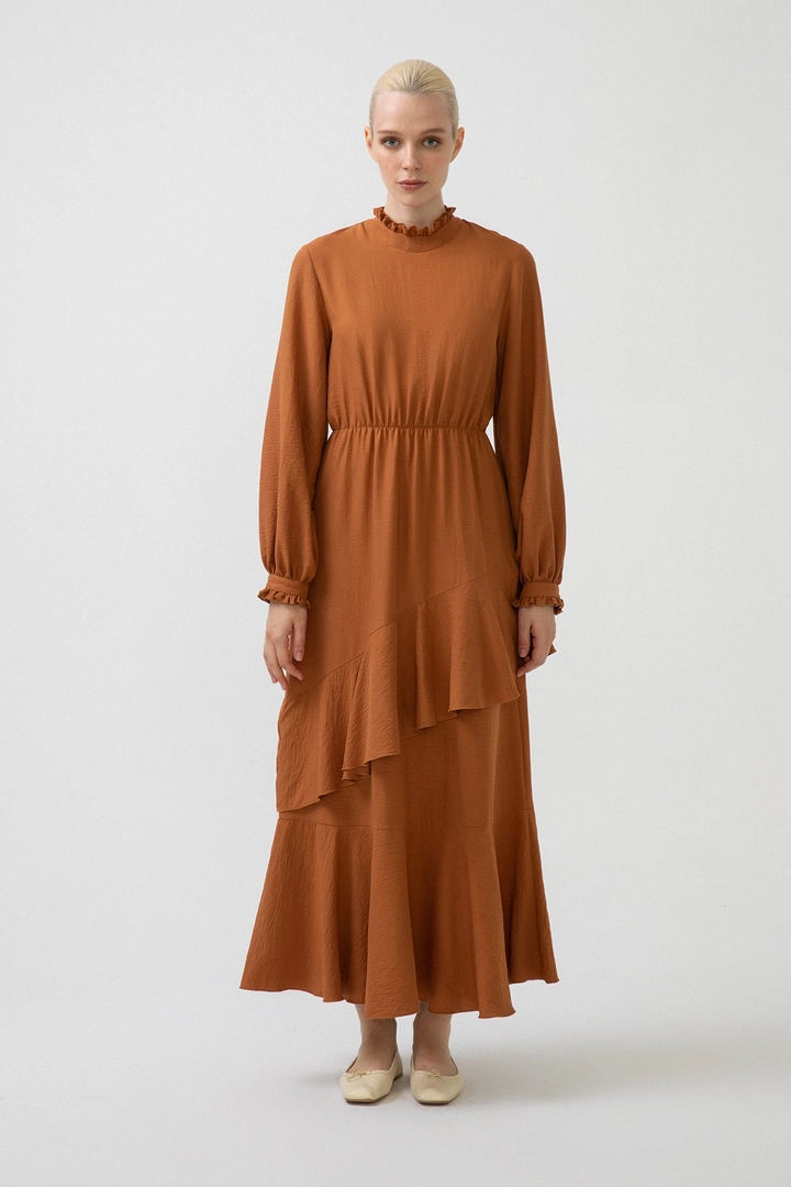 Un mannequin de vêtements en gros porte 34212 - Frilly Dress With Neckband, Robe en gros de Touche Prive en provenance de Turquie