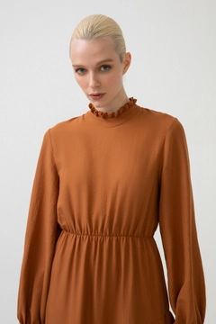 Ένα μοντέλο χονδρικής πώλησης ρούχων φοράει 34212 - Frilly Dress With Neckband, τούρκικο Φόρεμα χονδρικής πώλησης από Touche Prive