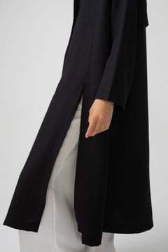 Una modella di abbigliamento all'ingrosso indossa 34394 - Short Necked Thin Viscose Jacket, vendita all'ingrosso turca di Impermeabile di Touche Prive