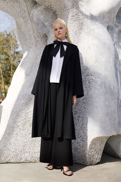 Ein Bekleidungsmodell aus dem Großhandel trägt 34394 - Short Necked Thin Viscose Jacket, türkischer Großhandel Trenchcoat von Touche Prive