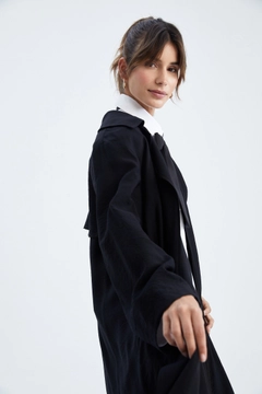 Bir model, Touche Prive toptan giyim markasının 34394 - Short Necked Thin Viscose Jacket toptan Trençkot ürününü sergiliyor.