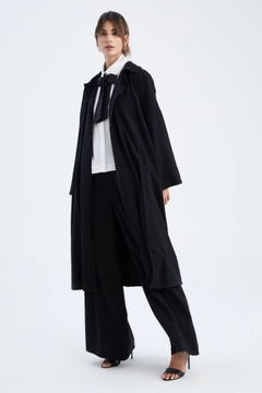 Ein Bekleidungsmodell aus dem Großhandel trägt 34394 - Short Necked Thin Viscose Jacket, türkischer Großhandel Trenchcoat von Touche Prive