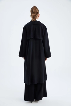 Een kledingmodel uit de groothandel draagt 34394 - Short Necked Thin Viscose Jacket, Turkse groothandel Trenchcoat van Touche Prive