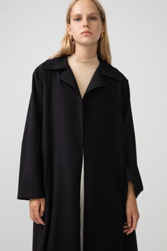 Bir model, Touche Prive toptan giyim markasının 34394 - Short Necked Thin Viscose Jacket toptan Trençkot ürününü sergiliyor.