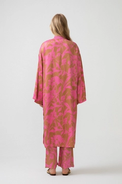 Ένα μοντέλο χονδρικής πώλησης ρούχων φοράει 34395 - Flowered Satin Kimono, τούρκικο Κιμονό χονδρικής πώλησης από Touche Prive