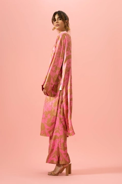 Een kledingmodel uit de groothandel draagt 34395 - Flowered Satin Kimono, Turkse groothandel Kimono van Touche Prive