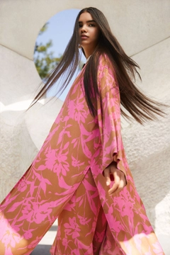 Una modelo de ropa al por mayor lleva 34395 - Flowered Satin Kimono, Kimono turco al por mayor de Touche Prive