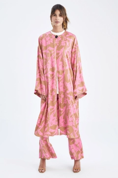 Bir model, Touche Prive toptan giyim markasının 34395 - Flowered Satin Kimono toptan Kimono ürününü sergiliyor.