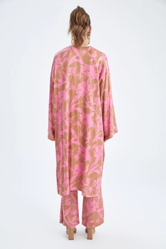 Een kledingmodel uit de groothandel draagt 34395 - Flowered Satin Kimono, Turkse groothandel Kimono van Touche Prive