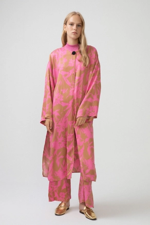 A model wears 34395 - Flowered Satin Kimono, wholesale undefined of Touche Prive to display at Lonca