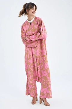 Um modelo de roupas no atacado usa 34395 - Flowered Satin Kimono, atacado turco Quimono de Touche Prive