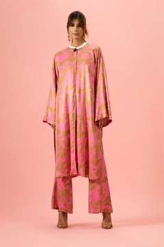 Ένα μοντέλο χονδρικής πώλησης ρούχων φοράει 34395 - Flowered Satin Kimono, τούρκικο Κιμονό χονδρικής πώλησης από Touche Prive