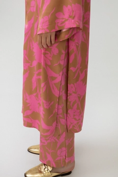 Bir model, Touche Prive toptan giyim markasının 34395 - Flowered Satin Kimono toptan Kimono ürününü sergiliyor.