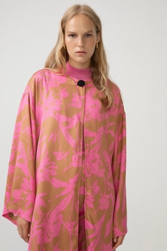 Un mannequin de vêtements en gros porte 34395 - Flowered Satin Kimono, Kimono en gros de Touche Prive en provenance de Turquie