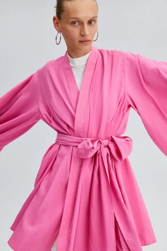 Bir model, Touche Prive toptan giyim markasının 34396 - Sare Kimono toptan Kimono ürününü sergiliyor.