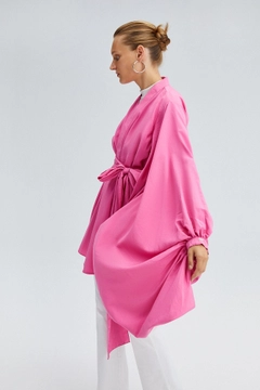 Bir model, Touche Prive toptan giyim markasının 34396 - Sare Kimono toptan Kimono ürününü sergiliyor.