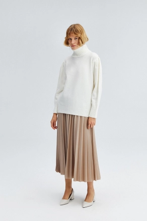 A model wears 34481 - Turtleneck Knitting, wholesale Sweater of Touche Prive to display at Lonca