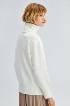 Bir model, Touche Prive toptan giyim markasının 34481 - Turtleneck Knitting toptan Kazak ürününü sergiliyor.