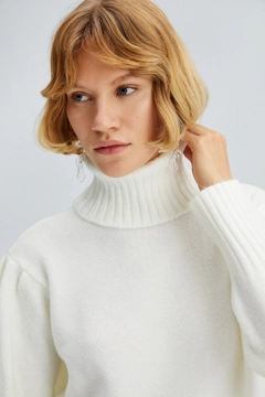Bir model, Touche Prive toptan giyim markasının 34481 - Turtleneck Knitting toptan Kazak ürününü sergiliyor.
