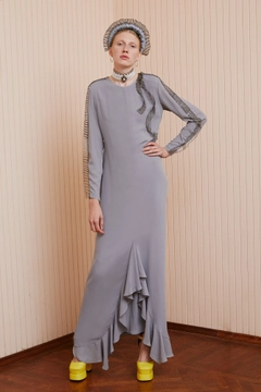 Bir model, Touche Prive toptan giyim markasının 34402 - Pearl Dress toptan Elbise ürününü sergiliyor.