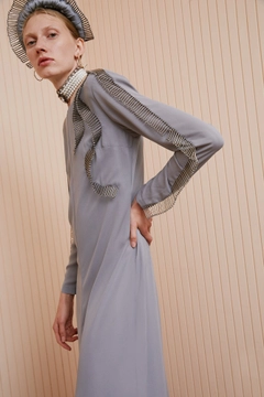 Una modella di abbigliamento all'ingrosso indossa 34402 - Pearl Dress, vendita all'ingrosso turca di Vestito di Touche Prive