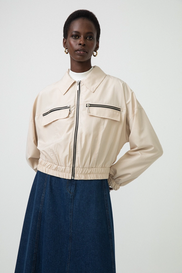 Bir model, Touche Prive toptan giyim markasının 34411 - Short Jacket With Zipper toptan Ceket ürününü sergiliyor.