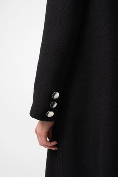 Una modella di abbigliamento all'ingrosso indossa 34415 - Long Jacket Silver Button, vendita all'ingrosso turca di Giacca di Touche Prive