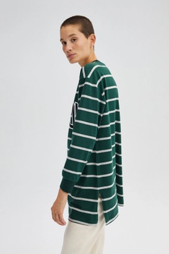 Een kledingmodel uit de groothandel draagt 34550 - Striped Printed T-Shirt, Turkse groothandel T-shirt van Touche Prive