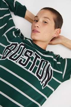 Bir model, Touche Prive toptan giyim markasının 34550 - Striped Printed T-Shirt toptan Tişört ürününü sergiliyor.