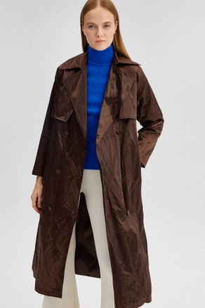 A model wears 34552 - Belted Trenchcoat, wholesale Trenchcoat of Touche Prive to display at Lonca