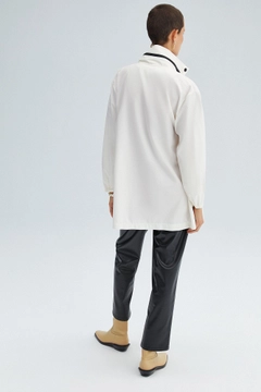 Een kledingmodel uit de groothandel draagt 34555 - Hooded Windbreaker With Neckband, Turkse groothandel Regenjas van Touche Prive