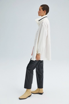 Bir model, Touche Prive toptan giyim markasının 34555 - Hooded Windbreaker With Neckband toptan Yağmurluk ürününü sergiliyor.