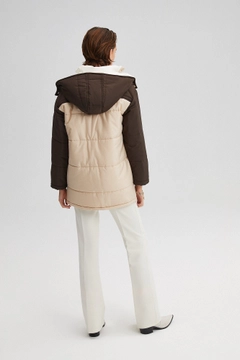 Ein Bekleidungsmodell aus dem Großhandel trägt 34562 - Multicolored Puffer Jacket, türkischer Großhandel Mantel von Touche Prive