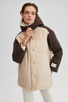 Een kledingmodel uit de groothandel draagt 34562 - Multicolored Puffer Jacket, Turkse groothandel Jas van Touche Prive