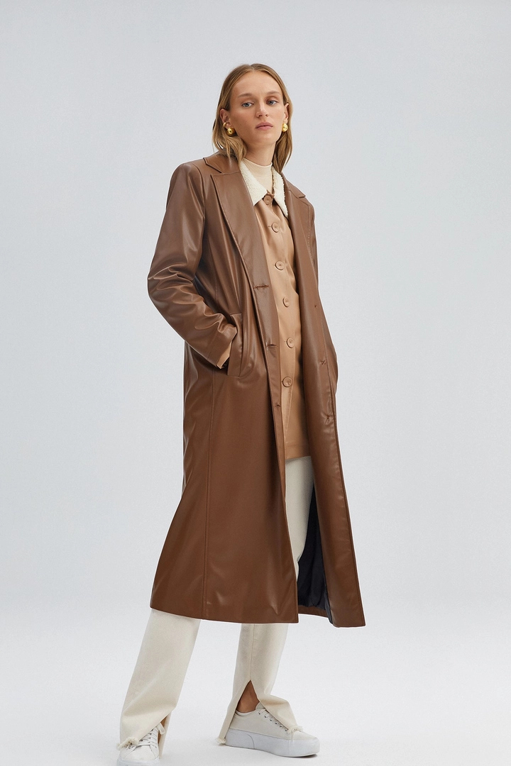 Ein Bekleidungsmodell aus dem Großhandel trägt 34564 - Faux Leather Trenchcoat, türkischer Großhandel Trenchcoat von Touche Prive
