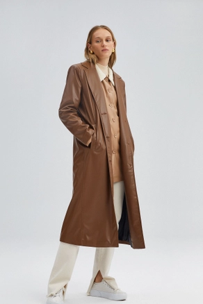 A model wears 34564 - Faux Leather Trenchcoat, wholesale Trenchcoat of Touche Prive to display at Lonca