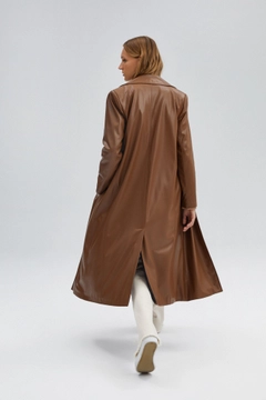 Una modella di abbigliamento all'ingrosso indossa 34564 - Faux Leather Trenchcoat, vendita all'ingrosso turca di Impermeabile di Touche Prive