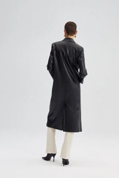 Ein Bekleidungsmodell aus dem Großhandel trägt 34565 - Faux Leather Trenchcoat, türkischer Großhandel Trenchcoat von Touche Prive