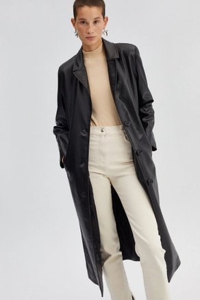 A model wears 34565 - Faux Leather Trenchcoat, wholesale undefined of Touche Prive to display at Lonca