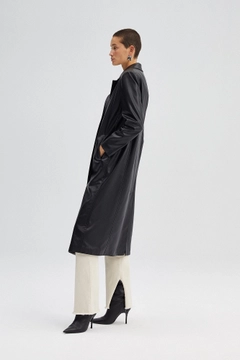 Ein Bekleidungsmodell aus dem Großhandel trägt 34565 - Faux Leather Trenchcoat, türkischer Großhandel Trenchcoat von Touche Prive