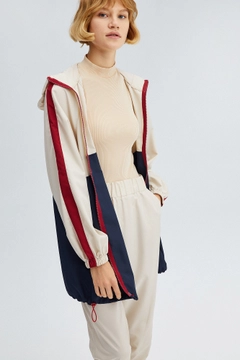 Een kledingmodel uit de groothandel draagt 34571 - Multicolored Windbreaker, Turkse groothandel Regenjas van Touche Prive