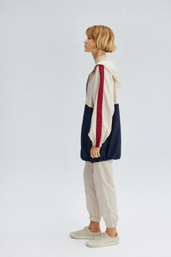 Bir model, Touche Prive toptan giyim markasının 34571 - Multicolored Windbreaker toptan Yağmurluk ürününü sergiliyor.