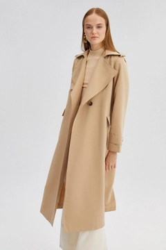 A wholesale clothing model wears 34582 - Belted Trenchcoat, Turkish wholesale Trenchcoat of Touche Prive