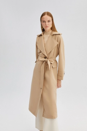 A model wears 34582 - Belted Trenchcoat, wholesale Trenchcoat of Touche Prive to display at Lonca