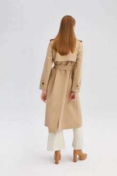 Bir model, Touche Prive toptan giyim markasının 34582 - Belted Trenchcoat toptan Trençkot ürününü sergiliyor.