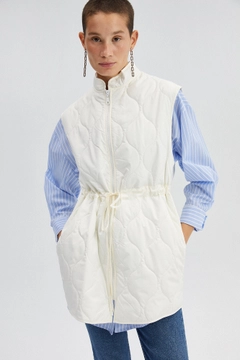Una modella di abbigliamento all'ingrosso indossa 34586 - Elastic Waisted Quilted Vest, vendita all'ingrosso turca di Veste di Touche Prive