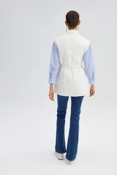 Una modelo de ropa al por mayor lleva 34586 - Elastic Waisted Quilted Vest, Chaleco turco al por mayor de Touche Prive