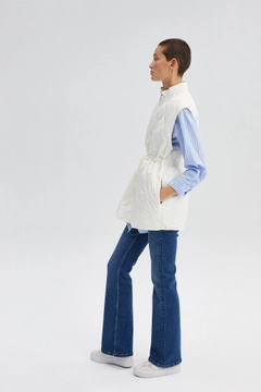 Una modella di abbigliamento all'ingrosso indossa 34586 - Elastic Waisted Quilted Vest, vendita all'ingrosso turca di Veste di Touche Prive